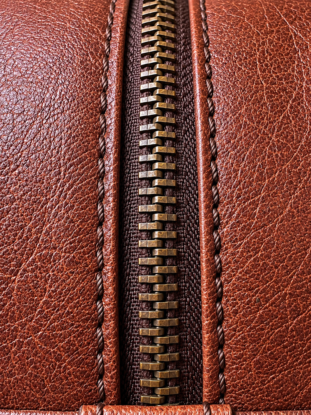 BROWN LEATHER TOILETRY BAG